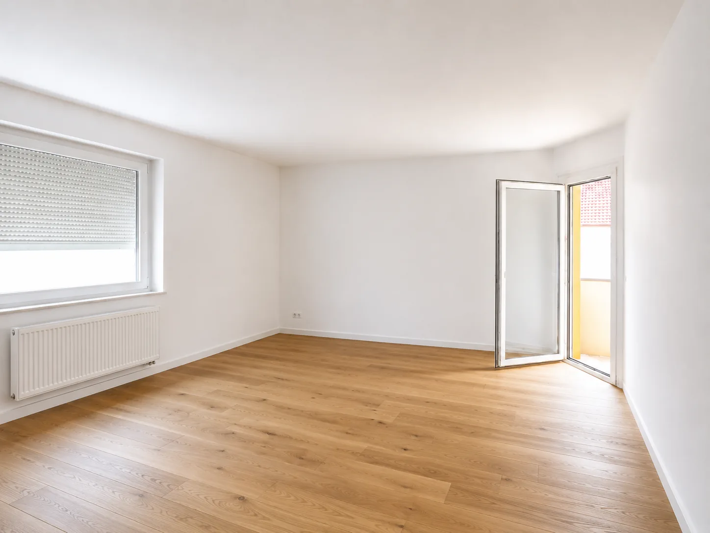 Schritt 4: fertig saniertes, leeres Wohnzimmer mit neuem Parkett